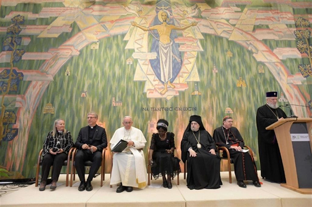 Il Papa a Ginevra: «Lasciamoci provocare dalle sfide del mondo»