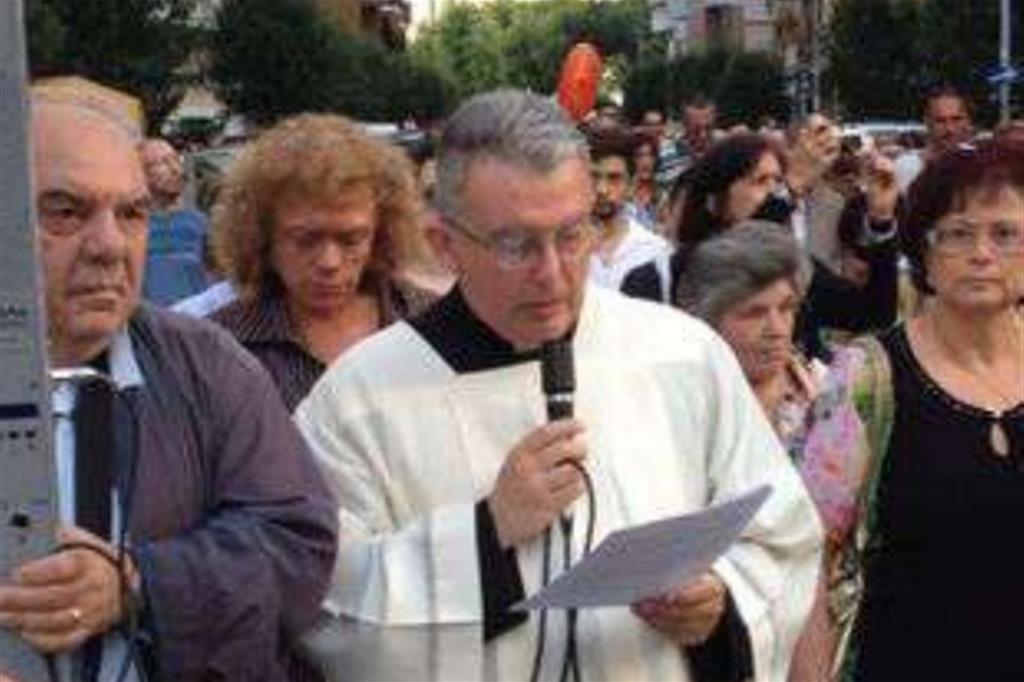 Don Normann Insam parroco a Roma in una processione nel quartiere