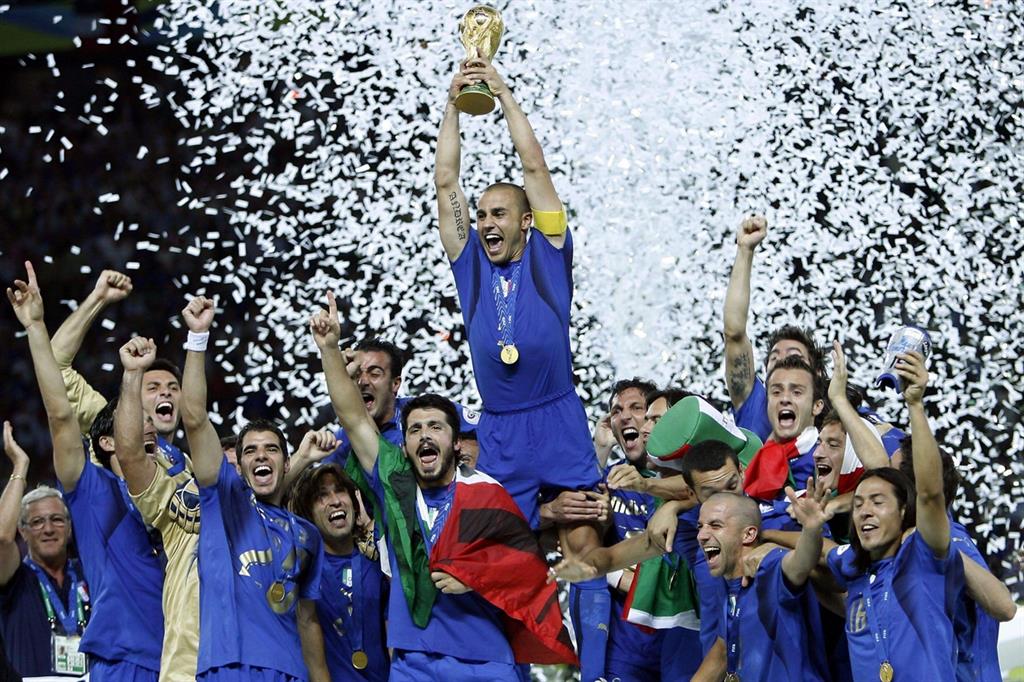 Paolo Cannavaro, capitano della Nazionale, alza la Coppa del Mondo nella notte di Berlino