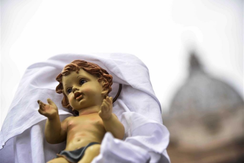Uno dei "bambinelli", statuine del presepe benedette in piazza San Pietro
