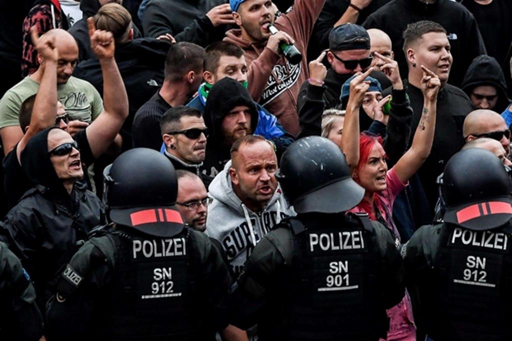 I gruppi neonazisti tornano in piazza a Chemnitz nella Germania orientale (Ansa)