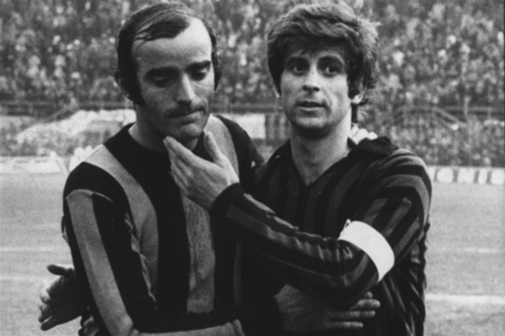 Mario Corso con Gianni Rivera in un Milan-Inter del 1972