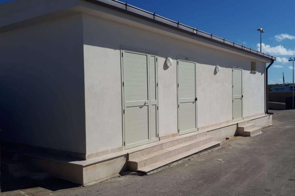 I bagni costruiti a Lampedusa per gli sbarchi dei migranti, collaudati nel luglio del 2017 e mai aperti (foto Scavo)