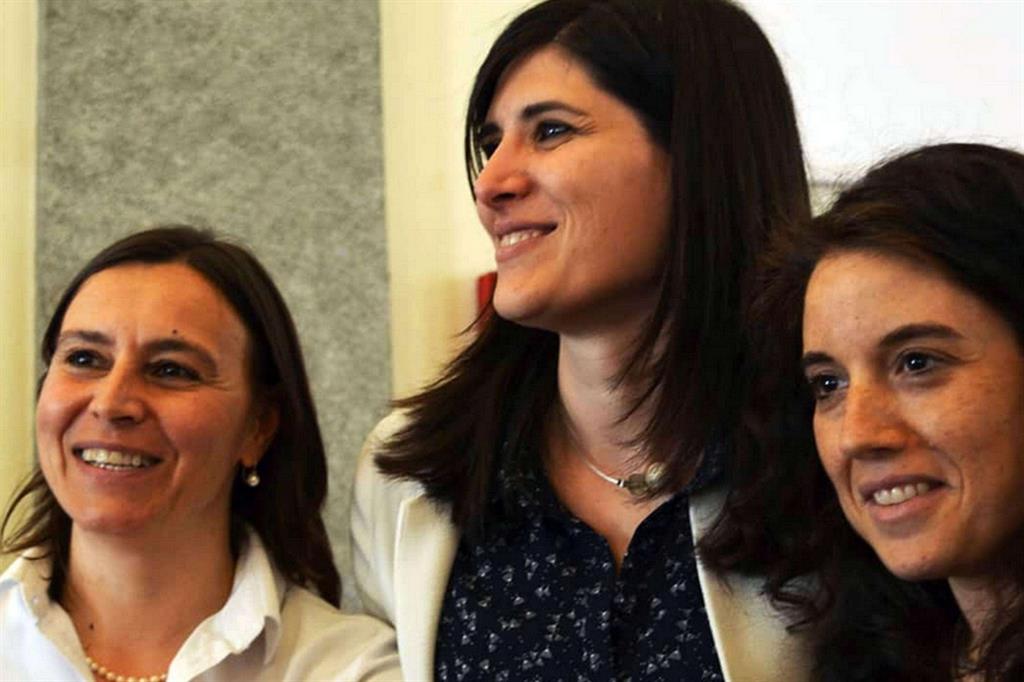 La sindaca di Torino, Chiara Appendino, con Chiara Foglietta e Micaela Ghisleni (Ansa)
