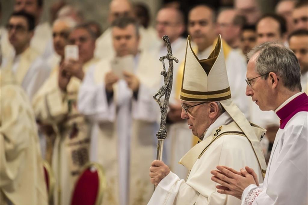 Papa Francesco tra i sacerdoti romani per la Messa crismale del Giovedì santo (Siciliani)