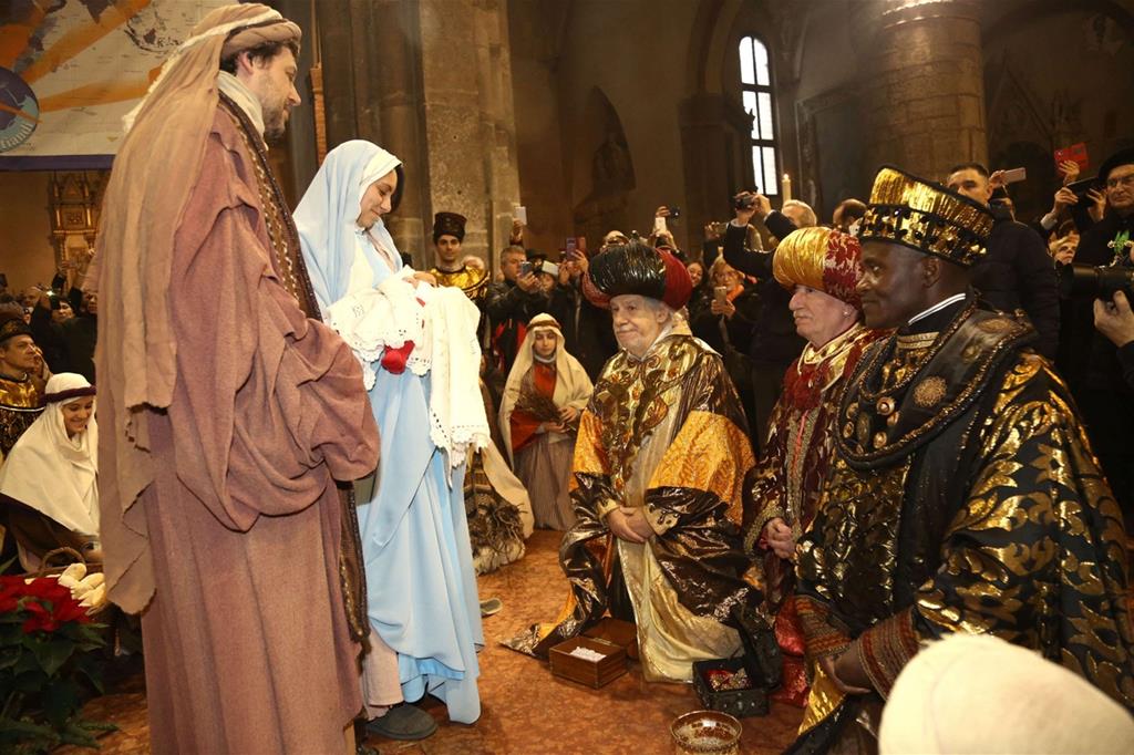 Basilica di Sant'Eustorgio: il corteo dei Magi arriva al cospetto della Santa Famiglia (Fotogramma)