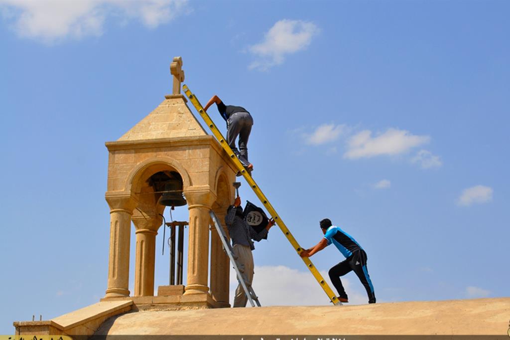 Un'immagine che ha fatto la storia: la distruzione della croce da parte del Daesh in una chiesa nella piana di NInive nel 2015