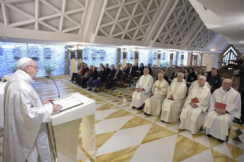 Il Papa celebra Messa nella cappella di Casa Santa Marta (Osservatore Romano)