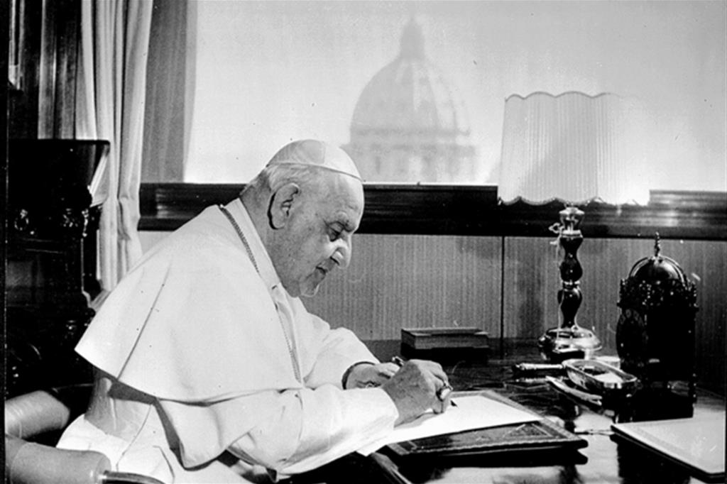 Papa Giovanni XXIII nel suo studio dell'appartamento papale