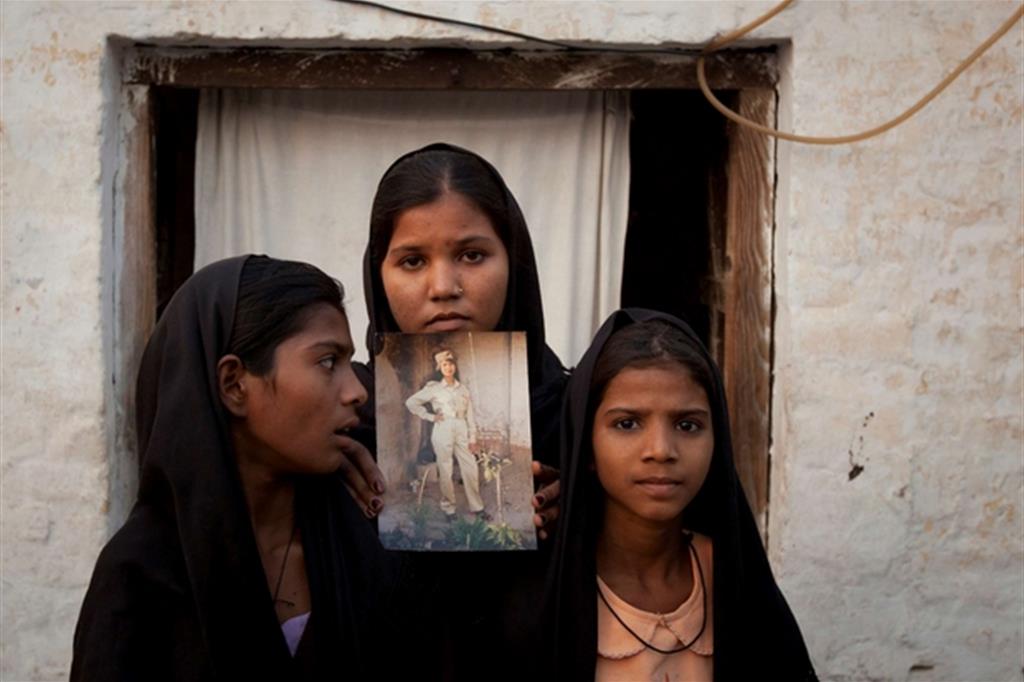 Le figlie di Asia Bibi con una foto della mamma imprigionata