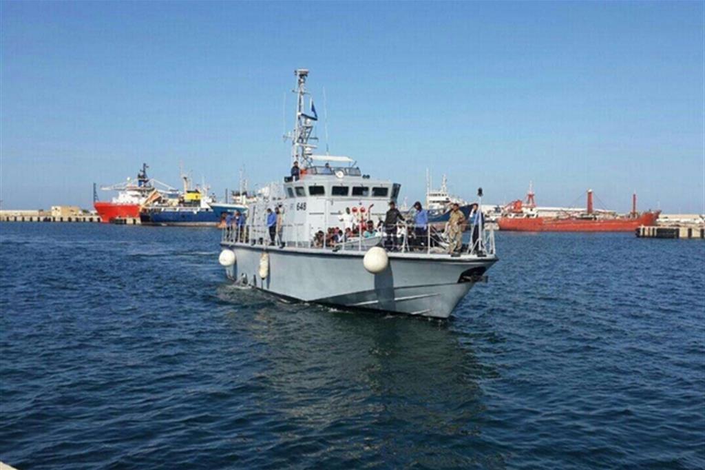 Una motovedetta della Marina libica nel porto di Tripoli (Ansa)