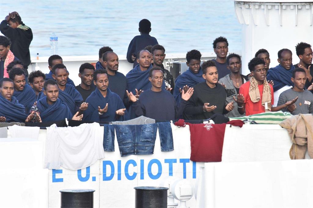 I migranti a bordo della Diciotti pregano in attesa di scende (Ansa)