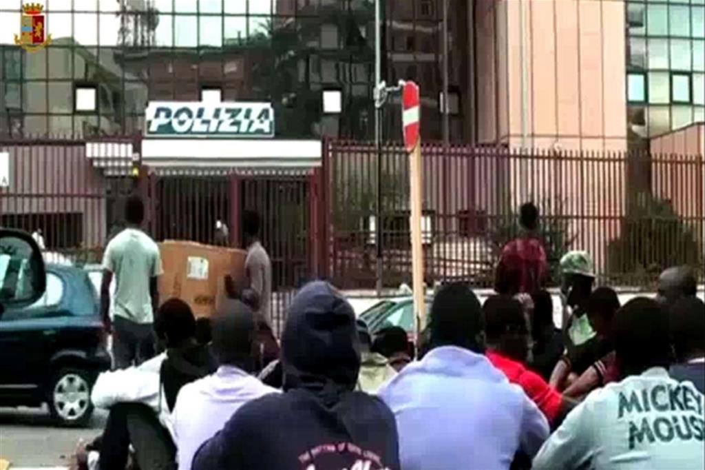 Un fermo immagine tratto da un video della polizia mostra un momento dell'inchiesta della procura di Benevento sulla gestione di alcuni centri migranti