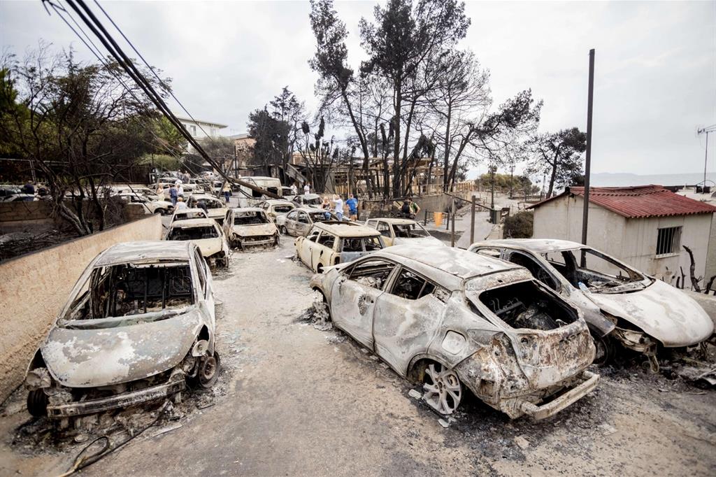 Il fuoco devasta la Grecia, decine di morti vicino Atene