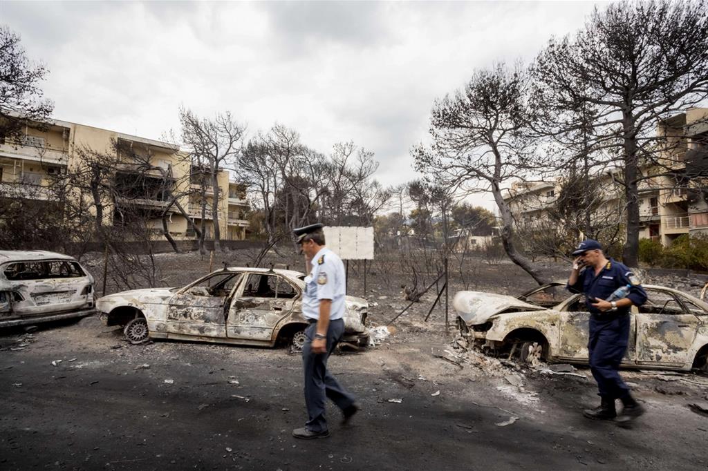 Il fuoco devasta la Grecia, decine di morti vicino Atene