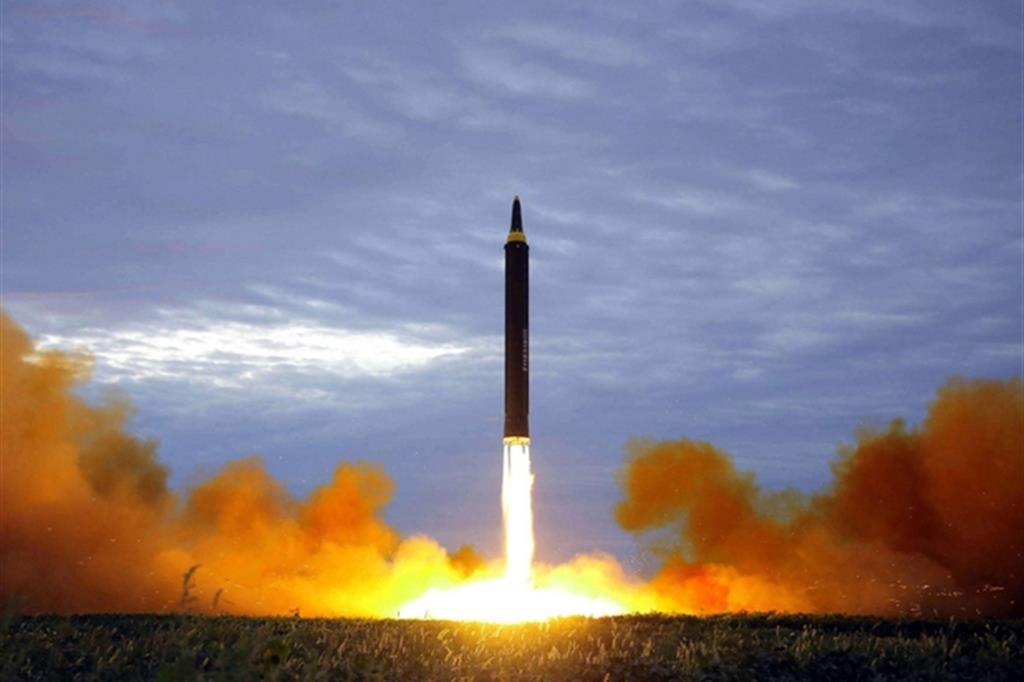 Il lancio del missile nordcoreano Hwasong-12 nell'agosto dello scorso anno