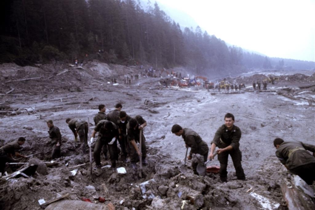 Soccorritori all’opera dopo  il crollo dei due bacini minerari che provocò  la morte di 268 persone,  il 19 luglio 1985  in Val di Stava Una montagna  di fango e acqua  si abbatté  sul villaggio, travolgendo tutto