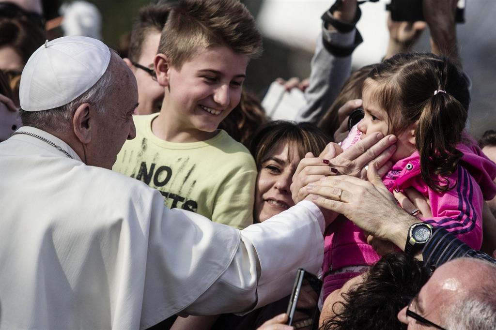 Papa Francesco visita la parrocchia di Santa Maria dell'Orazione, a Setteville di Guidonia, Roma, il 16 marzo 2014 (Ansa)