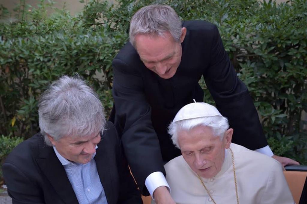 Il Papa emerito con George Ganswein e il fotografo Stefano Spaziani in una foto dell'8 luglio 2018