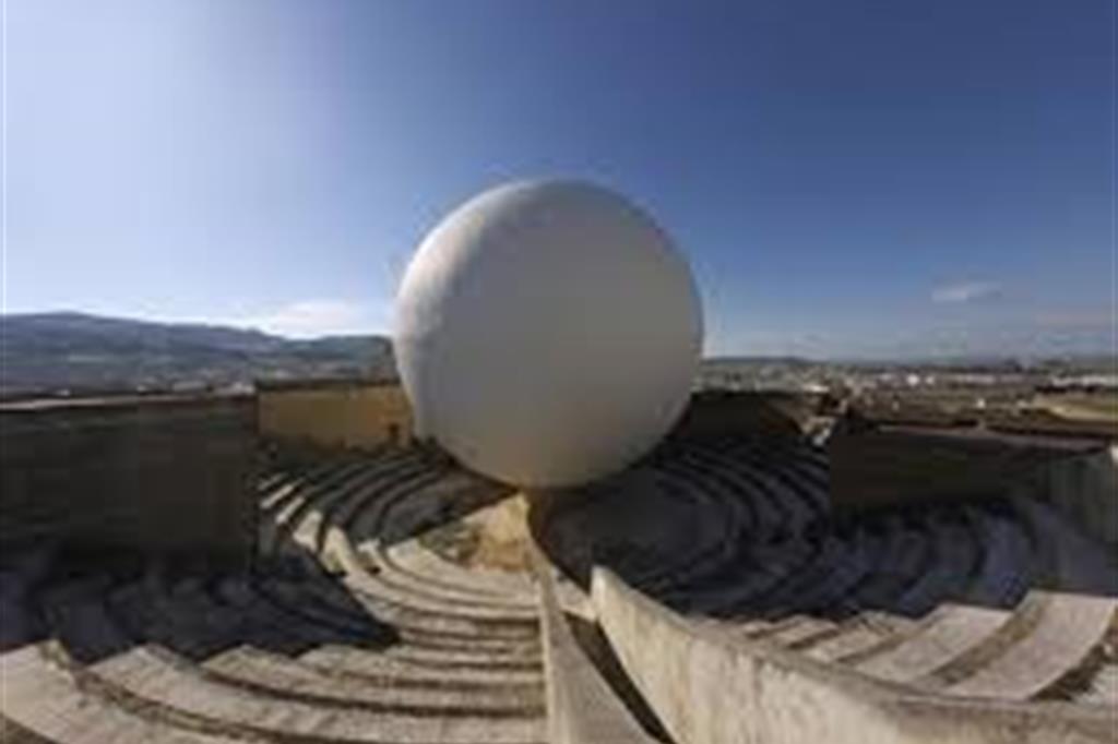 Il monumento che ricorda il terremoto nella valle del Belice (Foto Ansa)