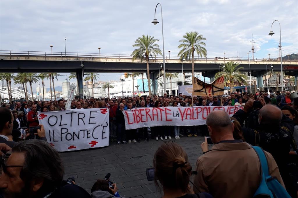 la manifestazione di protesta dei residenti del quartiete Valpolcevera a Genova