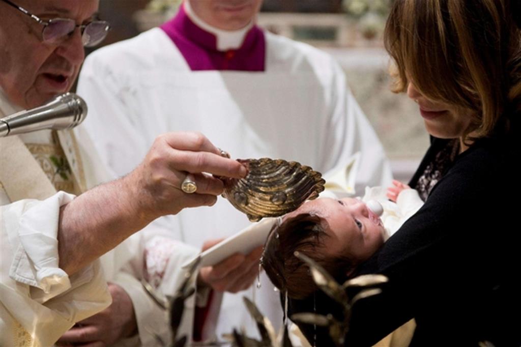 Papa battezza 34 bimbi: genitori parlate il «dialetto dell’amore»