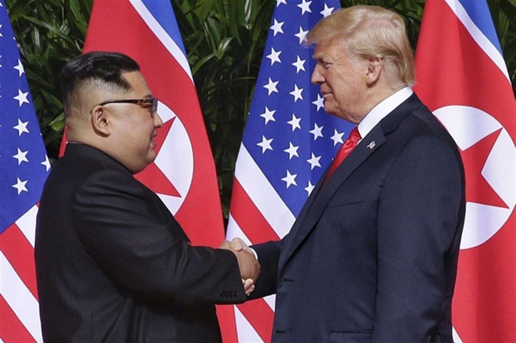 Kim Jong-un e Doinald Trump a Singapore il 12 giugno scorso (Ansa)