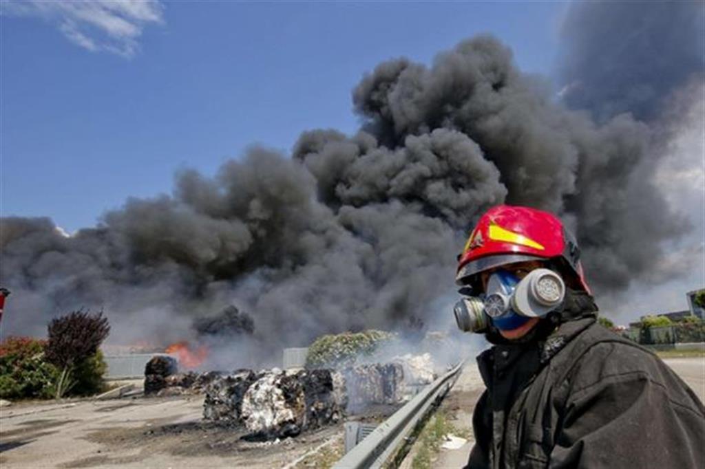 Un'immagine del grande incendio a Caivano (Ansa)