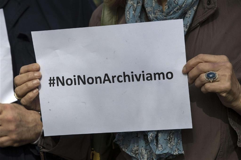 Il presidio dei giornalisti italiani contro l'archiviazione delle indagini sull'omicidio di Ilaria Alpi e Miran Hrovatin (ANSA/ MASSIMO PERCOSSI)