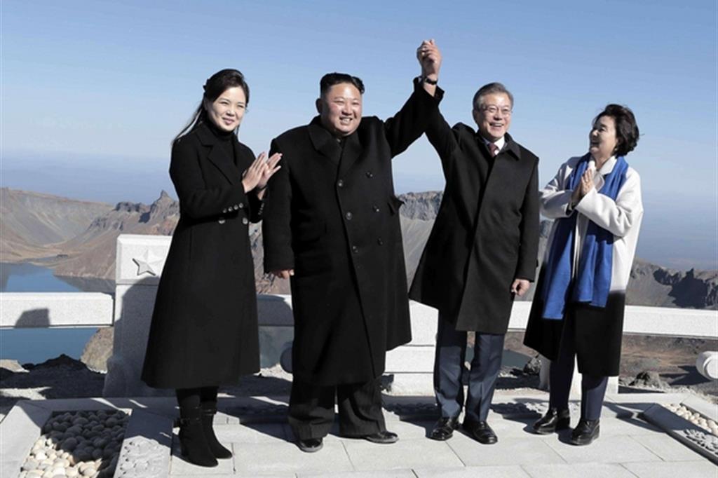 Il leader nordcoreano, Kim Jong-un e il presidente sudcoreano, Moon Jae-in, hanno voluto celebrare la forte intesa tra i due Paesi sul monte Paektu (Ansa)