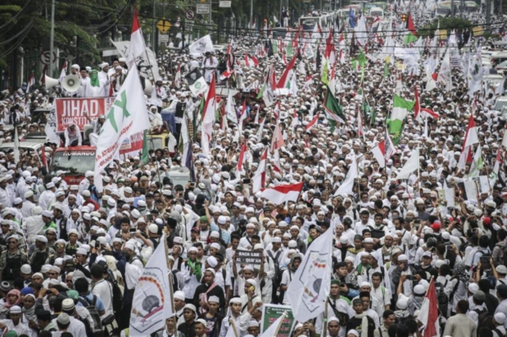 Manifestazione contro la blasfemia a Giacarta, in Indonesia