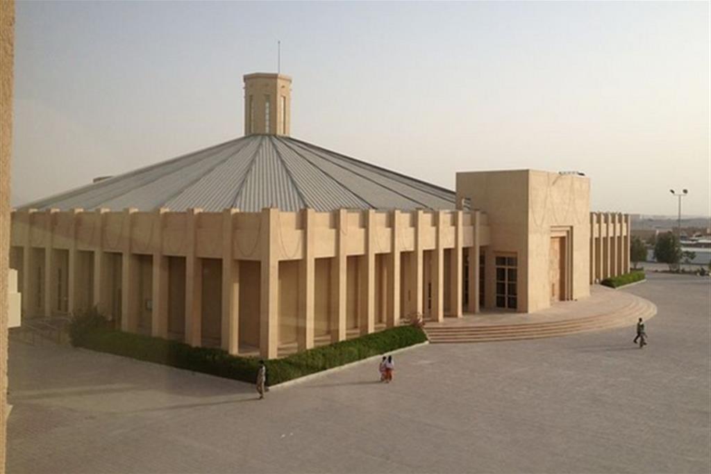 Una panoramica esterna della chiesa di Nostra Signora del Rosario, a Doha, capitale del Qatar.