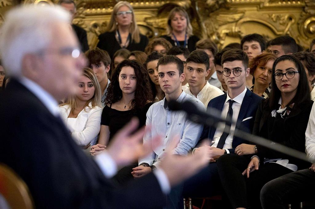 Il presidente Mattarella incontra gli studenti (Ansa)