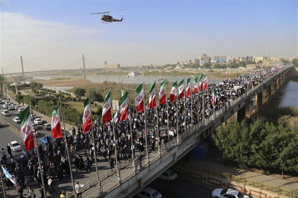 Migliaia di fedelissimi hanno invaso le strade di Ahvaz (Ansa)