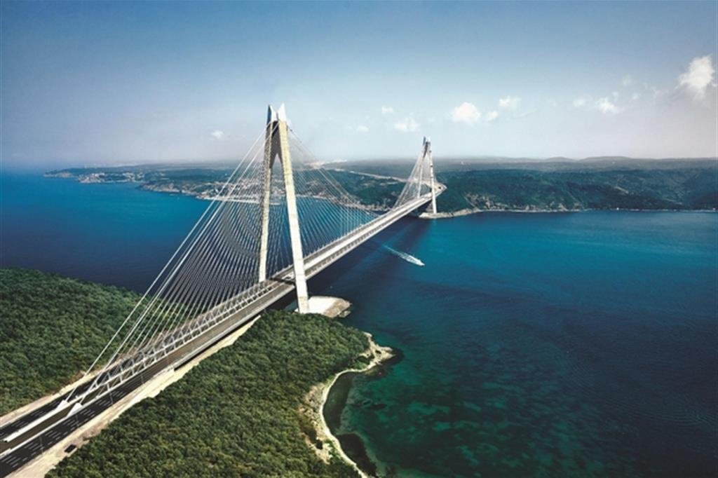 Il nuovo ponte Yavuz Sultan Selim, il terzo ponte sul Bosforo (Ansa)