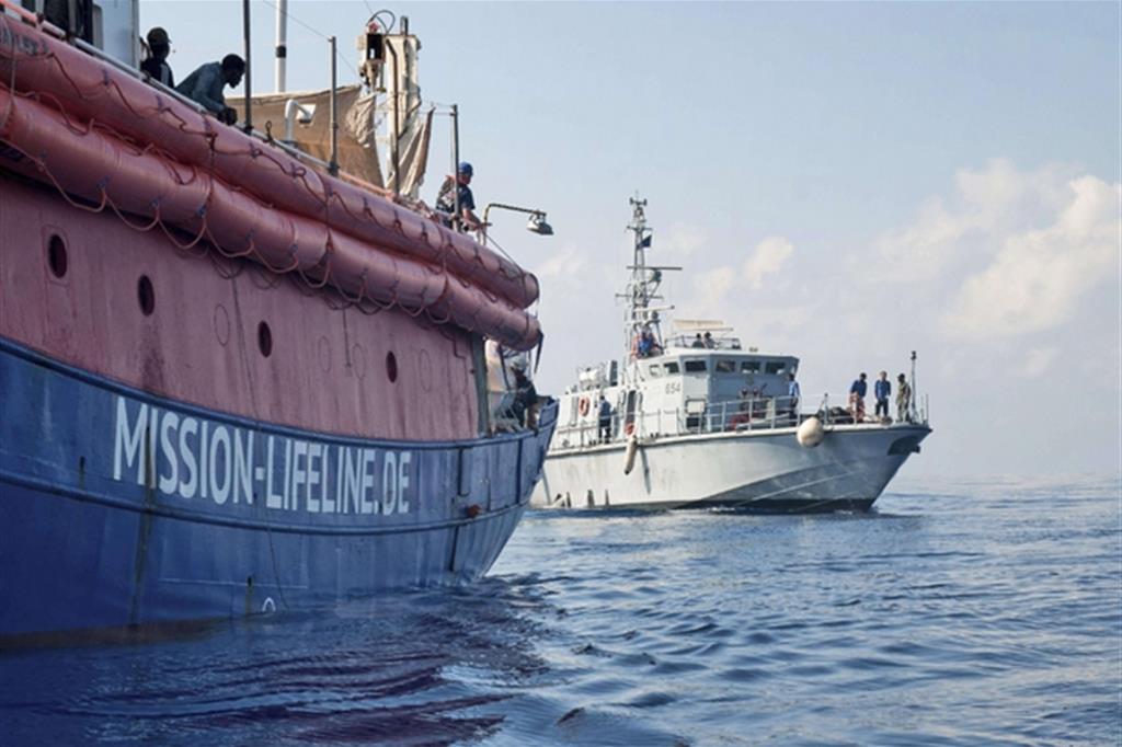 Salvini: sequestreremo la nave dei migranti. Ma lo può fare?