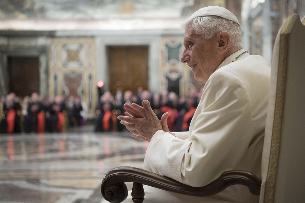 Il Papa emerito in uno scatto dell'Osservatore Romano del giugno 2016.