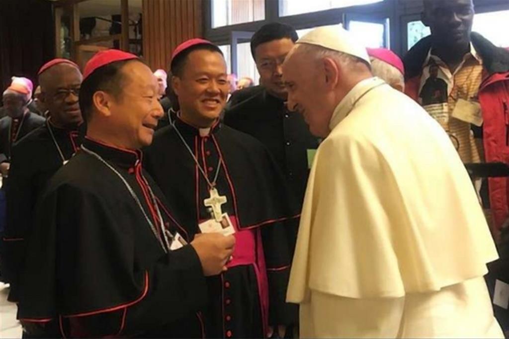 Il Papa parla con i due vescovi della Cina continentale presenti al Sinodo (Vatican News)