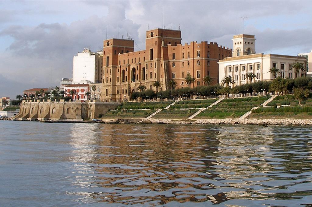 Una veduta dell'area portuale di Taranto con il Palazzo del Governo