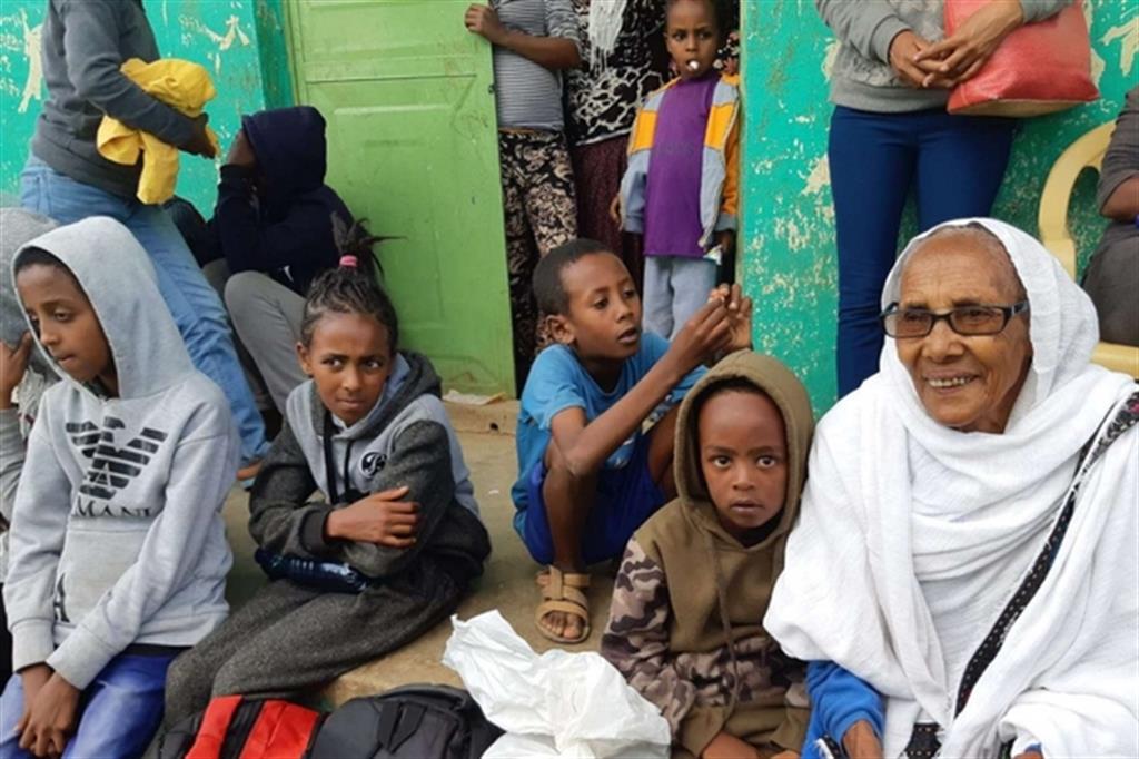 Nonna con nipoti, al centro di Endabaguna, nel Tigray. Sogna di raggiungere la figlia in Germania. Ogni giorno mediamente da 200 a 500 persone passano il confine ed entrano in Etiopia. Attualmente sono 180mila i profughi eritrei nei campi profughi dell'Etiopia