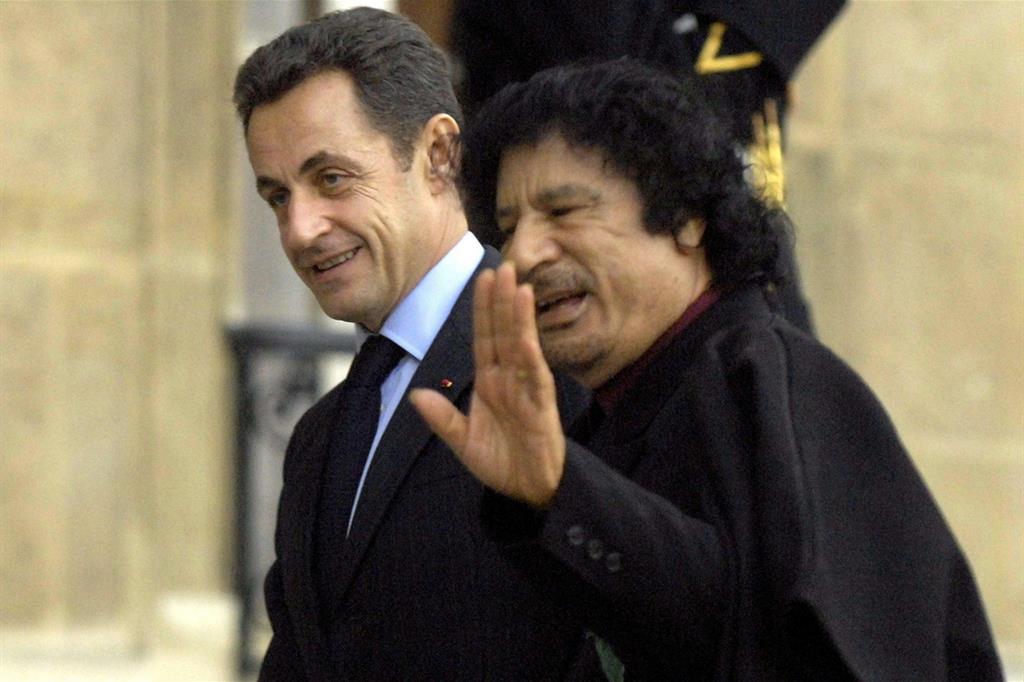 Sarkozy in una foto del 2007 con Gheddafi (Ansa)