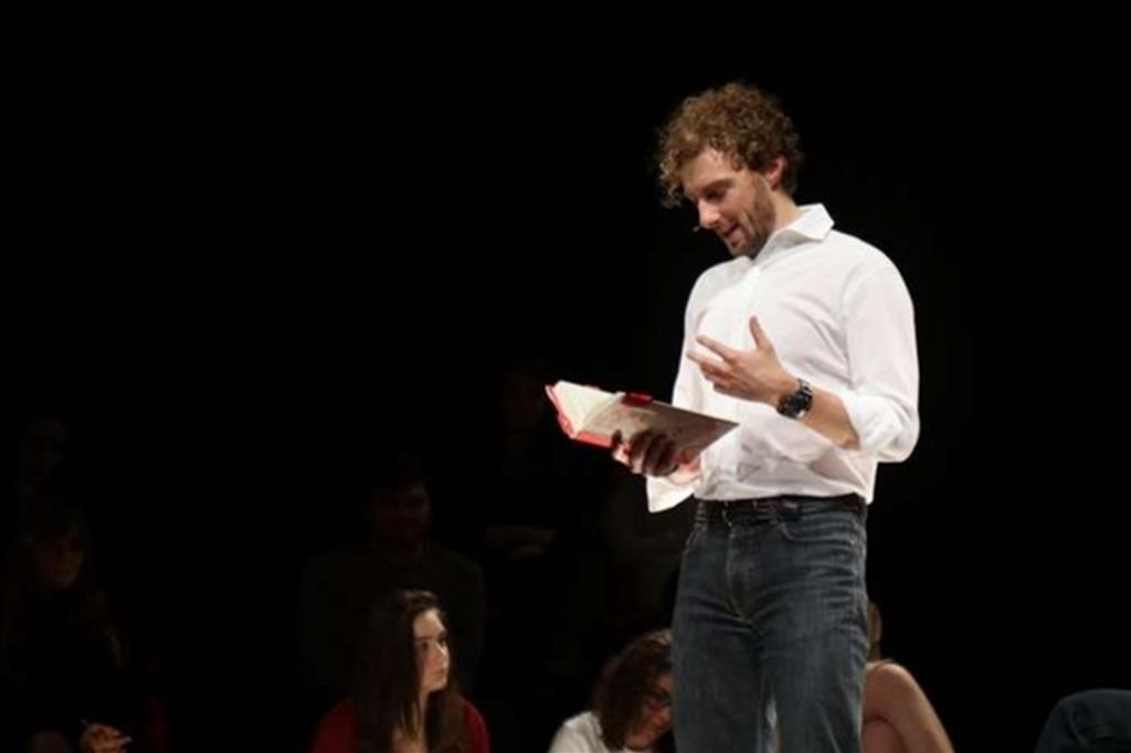 Alessandro D'Avenia al Teatro Carcano di Milano con lo spettacolo "Ogni storia è una storia d'amore"