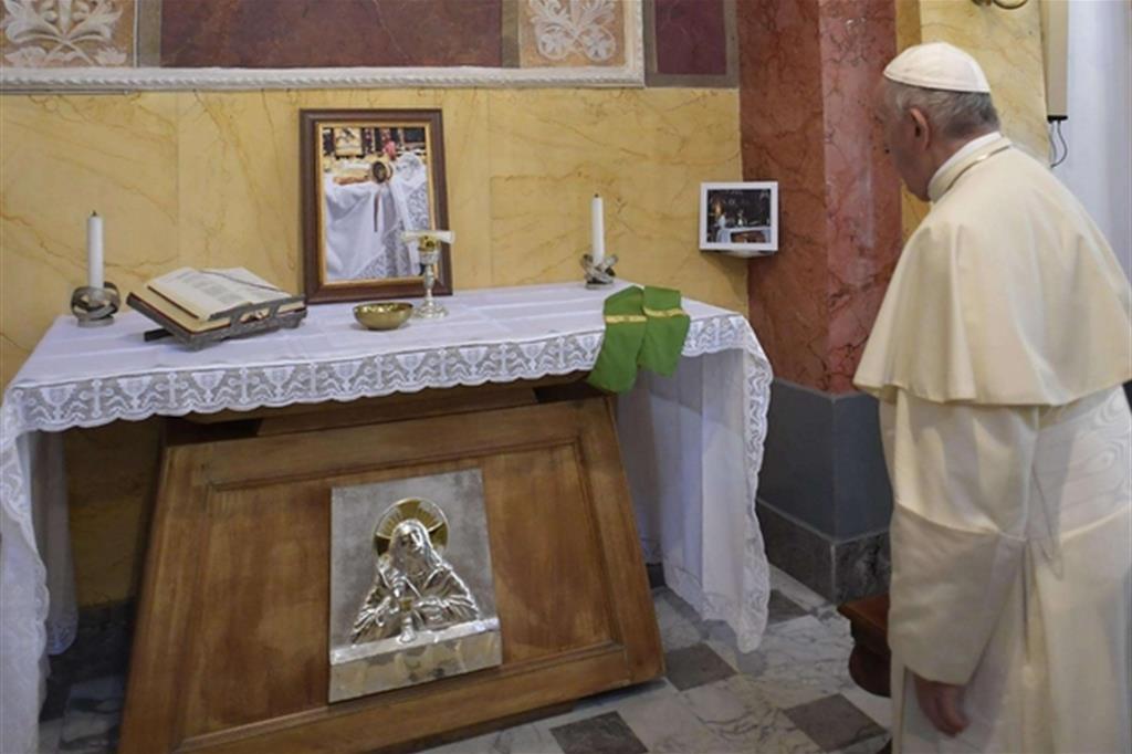 Papa Francesco nella parrocchia del Brancaccio (Ansa)