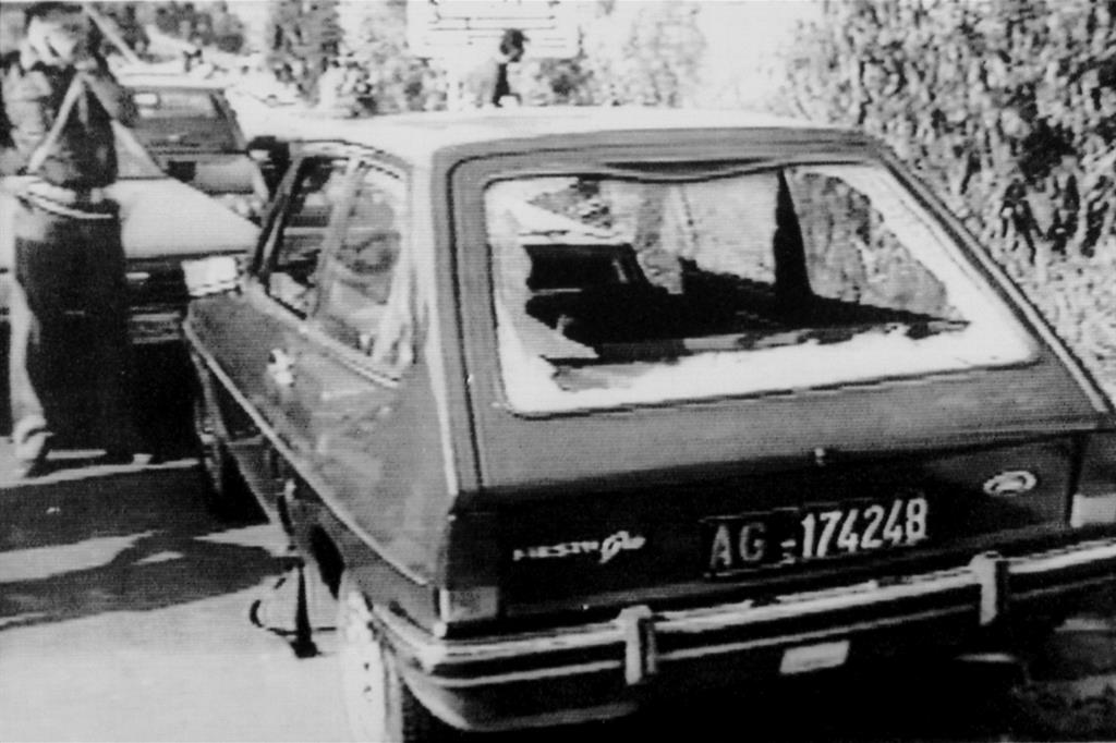 La macchina di Rosario Livatino crivellata di colpi. È il 21 settembre 1990 (Ansa)