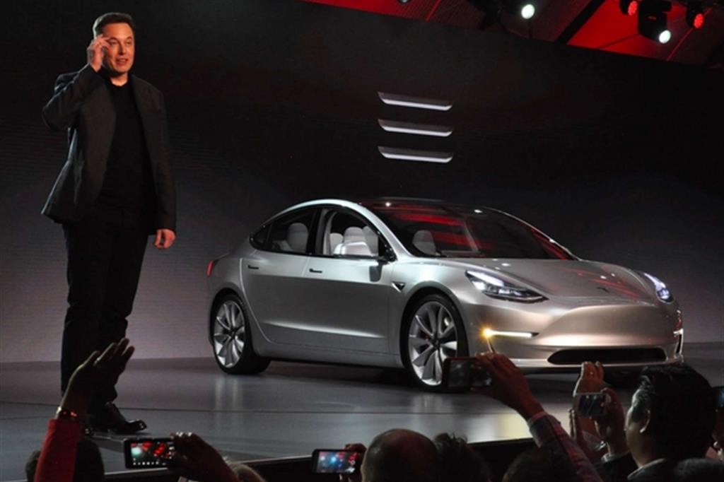 Elon Musk con la Tesla Model 3