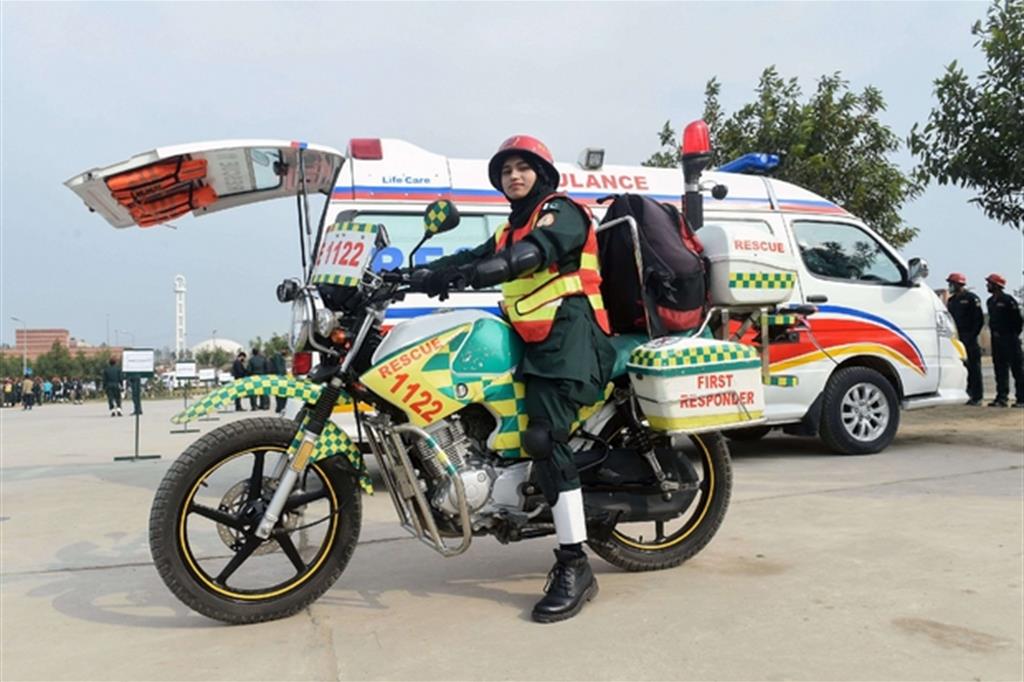 Samra Akram Zia, lavora a bordo della motocicletta che a Lahore, in Pakistan, viene utilizzata come mezzo di soccorso, 24 febbraio 2018. - 