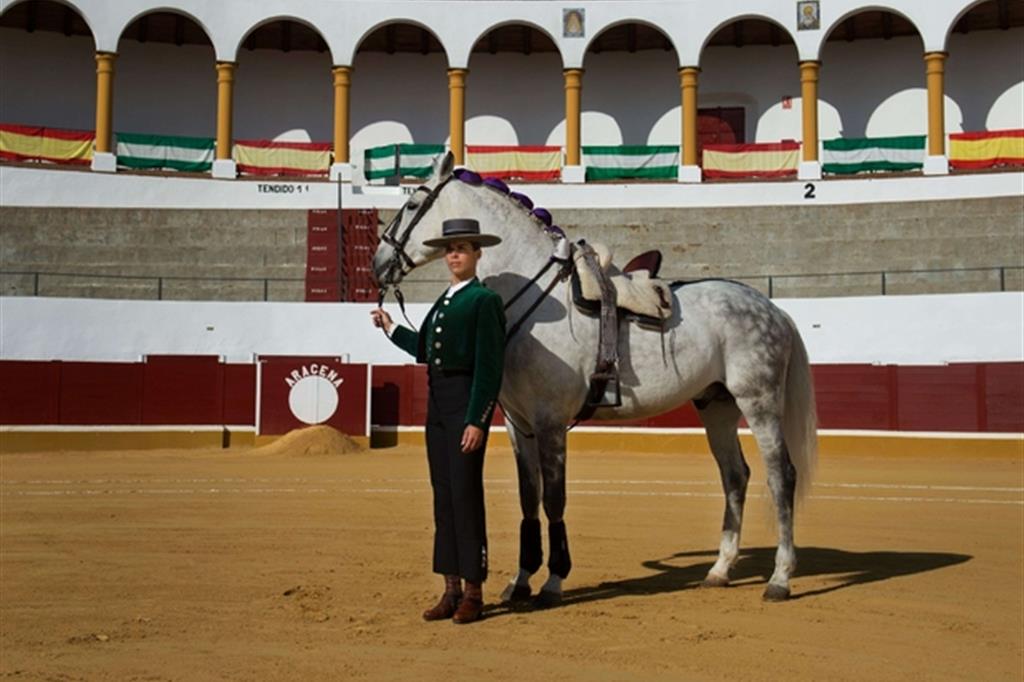 Lea Vincens, rejoneadora (una torera che usa la lancia) francese di 33 anni, all'arena Aracena di Huelva, Spagna, 25 febbraio 2018. - 