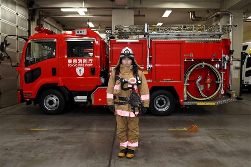 Ran Namise, 24 anni, pompiera nella squadra di comando alla stazione dei pompieri Kojimachi a Tokyo, 23 febbraio 2018. - 