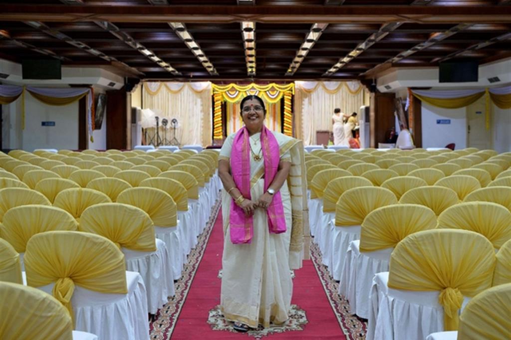 Bhramaramba Maheshwari P., 59 anni, una studiosa di sanscrito indiano e sacerdotessa indù, in una sala nozze a Bangalore, 21 febbraio 2018. - 