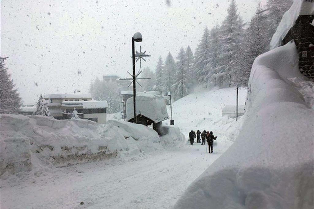 Uno scorcio di Cervinia durante la forte nevicata di ieri. La strada regionale che collega Valtournenche a Breuil-Cervinia è stata chiusa al traffico per pericolo valanghe